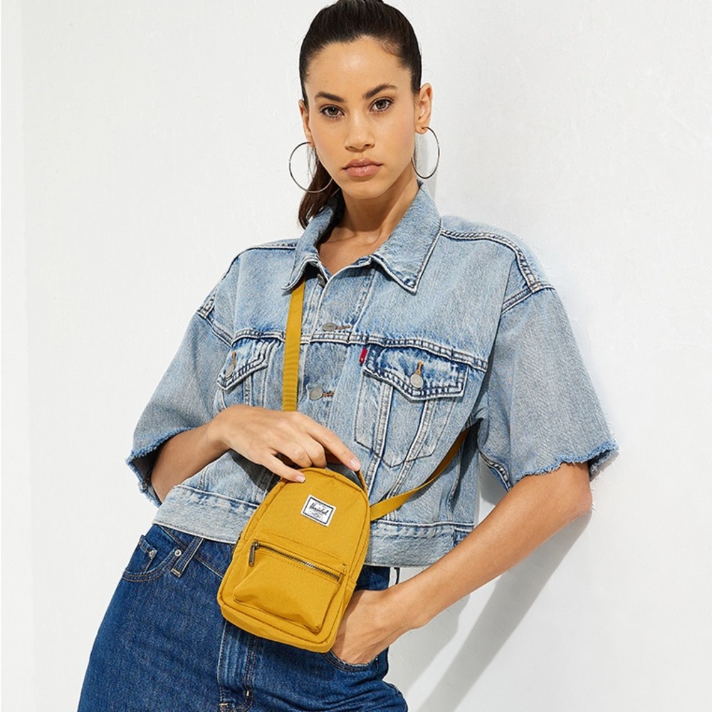 HERSCHEL
Nova Logo Patch Detailed Crossbody Bag